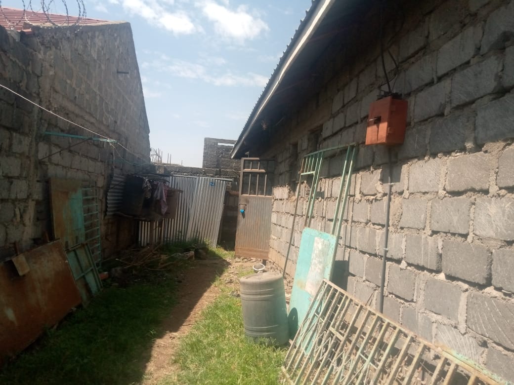 40 by 60  with ahouse to sell at murera