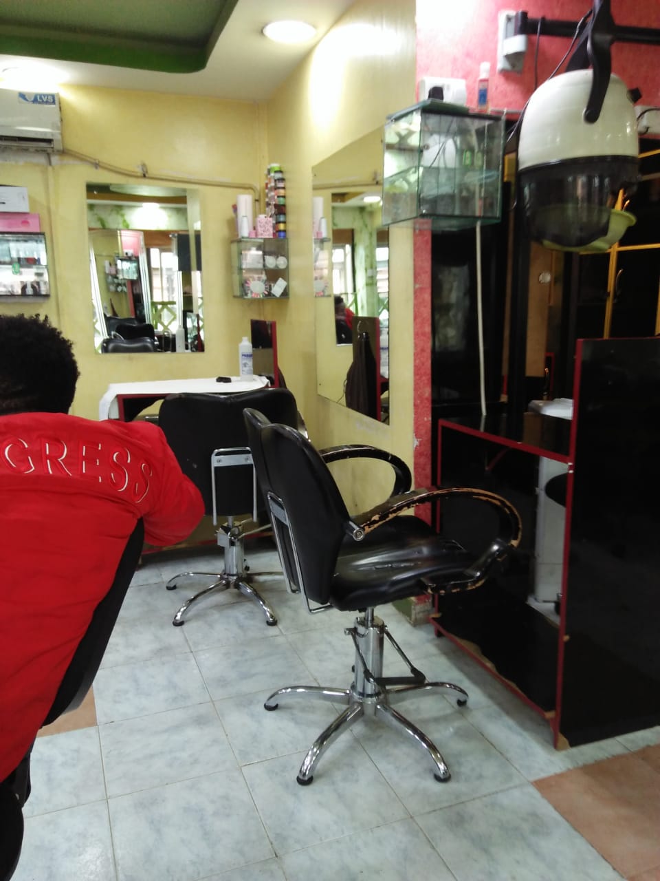 Salon for sale in town