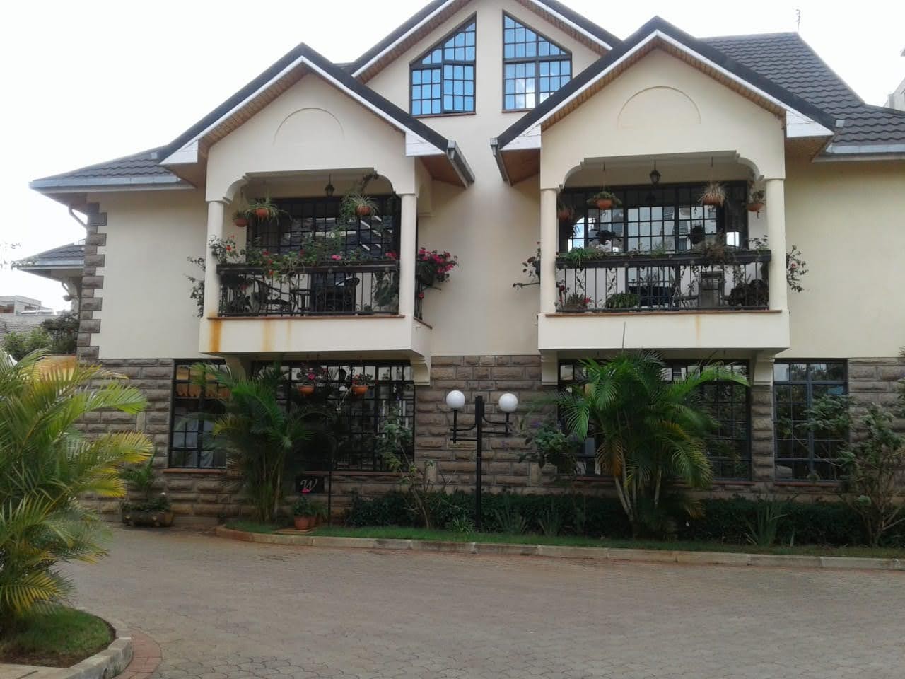 5 BEDROOM HOUSE IN LAVINGTON FOR SALE