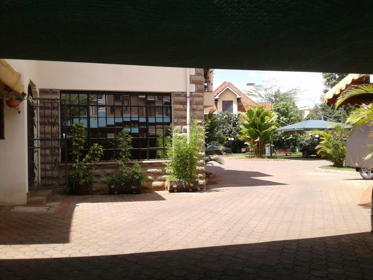 5 BEDROOM HOUSE IN LAVINGTON FOR SALE