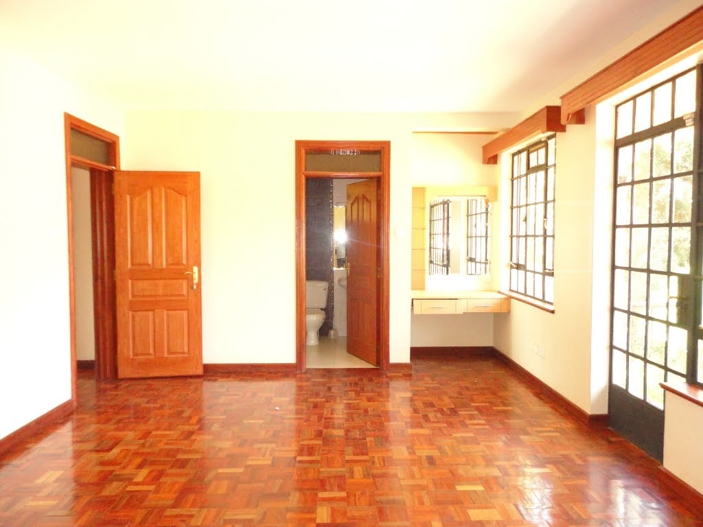 5 BEDROOM HOUSE IN LAVINGTON FOR SALE