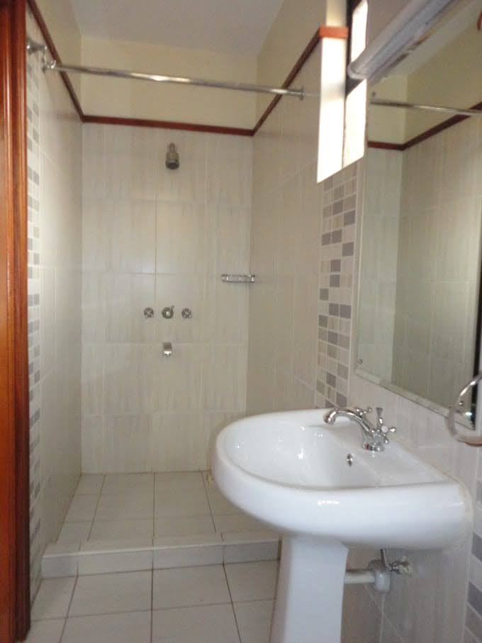 5 BEDROOM HOUSE IN LAVINGTON FOR SALE