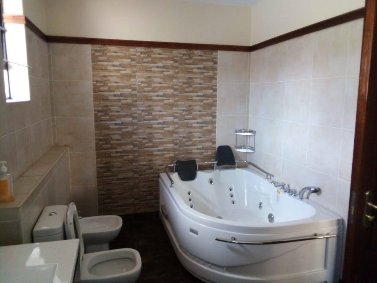 5 BEDROOM HOUSE IN LAVINGTON FOR SALE